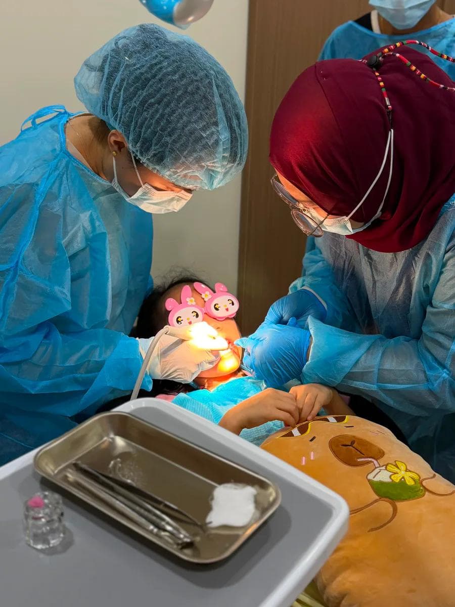 Dentist discussing children’s oral health with a parent and child